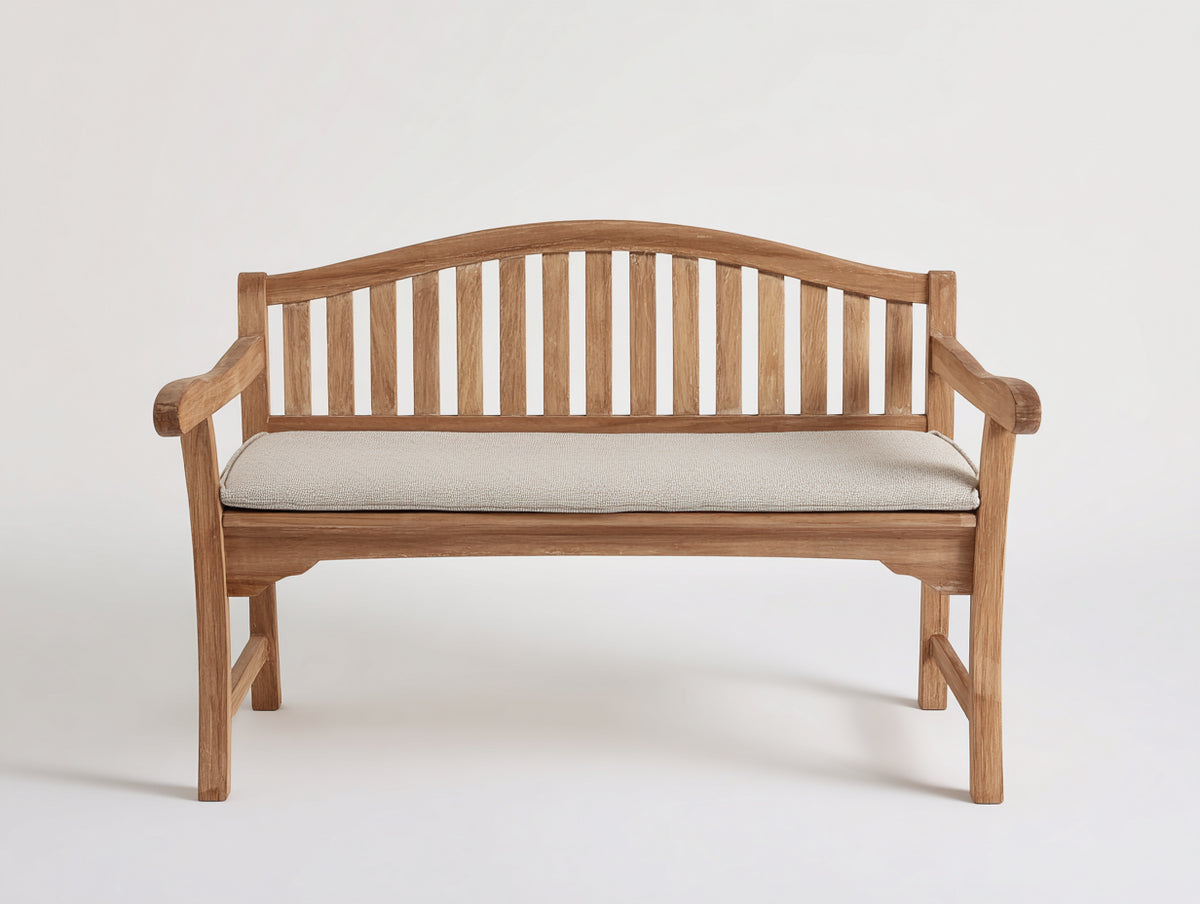Banco de jardín - Madera maciza y asiento tapizado 145 x 60 x 92 cm - Natural-Beige - Diseño clásico con respaldo curvo y reposabrazos